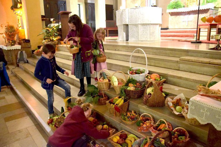Erntedankfeier in der Heilig-Kreuzkirche mit der Sonntagsmusik