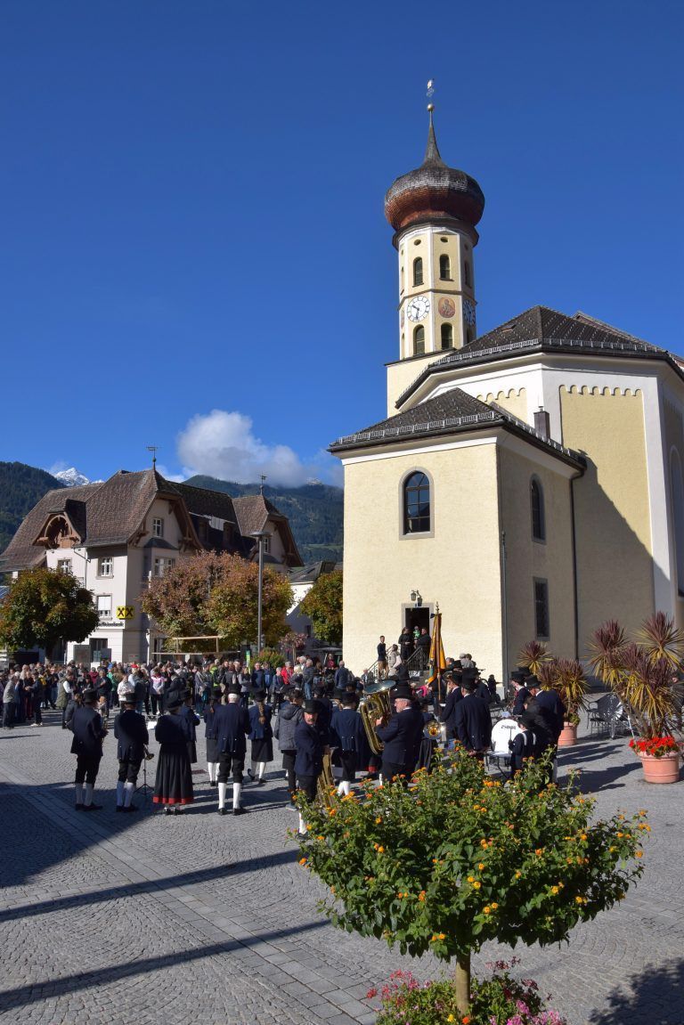 Agape anlässlich des Erntedankfestes der Pfarrgemeinde Schruns, Kirchplatz; musikalische Umrahmung: Harmoniemusik Schruns.