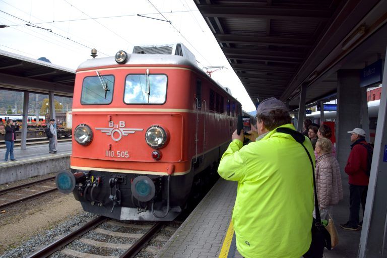 Nostalgiefahrt von Wolfurt nach Langen am Arlberg am 19. Oktober 2024, Ankunft der Eisenbahn am Bahnhof Bludenz (von Wolfurt kommend)