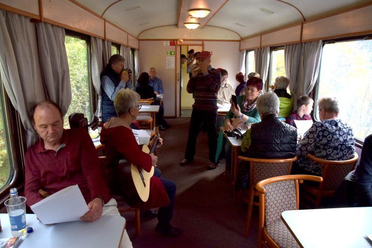 Nostalgiefahrt von Wolfurt nach Langen am Arlberg am 19. Oktober 2024, Ankunft am Bahnhof Langen