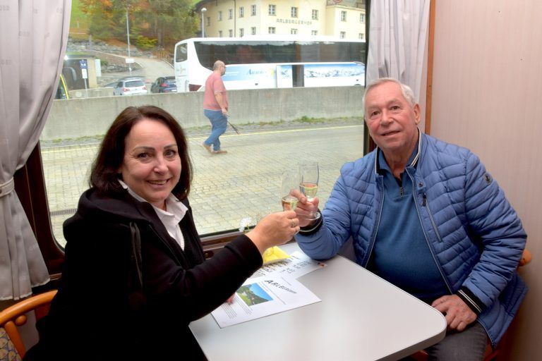 Nostalgiefahrt mit der historischen Elektrolok 1110.505 von Wolfurt nach Langen am Arlberg am 19. Oktober 2024, Ankunft in Langen.