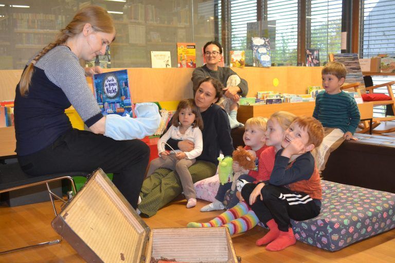 BU (Foto Lesen) Die kleinsten Bibliothek-Besucher waren begeistert von "Hörbis" Geschichte. - © Elke Kager Meyer