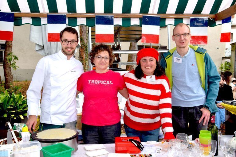Marktstand von «Les Fadas du Français», Markt der Kulturen 2024, Raiffeisenplatz