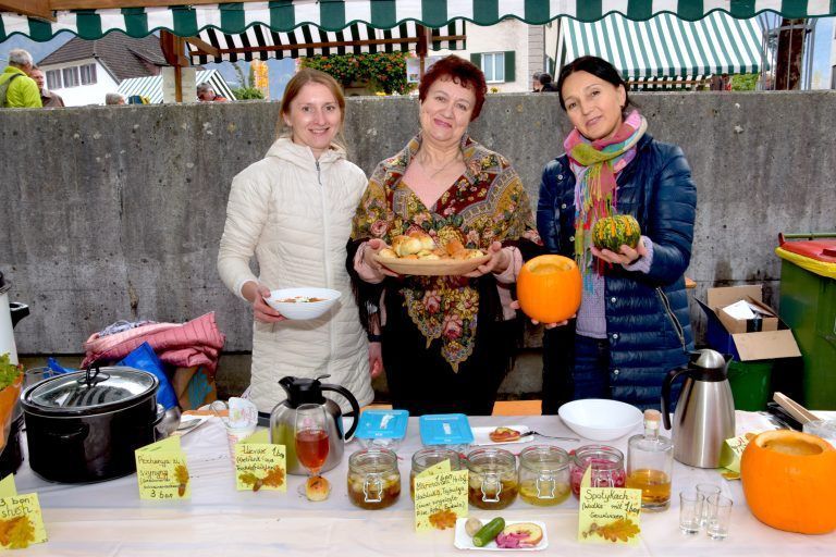 Marktstand des Ukrainischen Vereins Vorarlberg (Ukrainische Küche); der Verkaufserlös ging zu 100 Prozent an die Ukraine. Markt der Kulturen, Raiffeisenplatz.