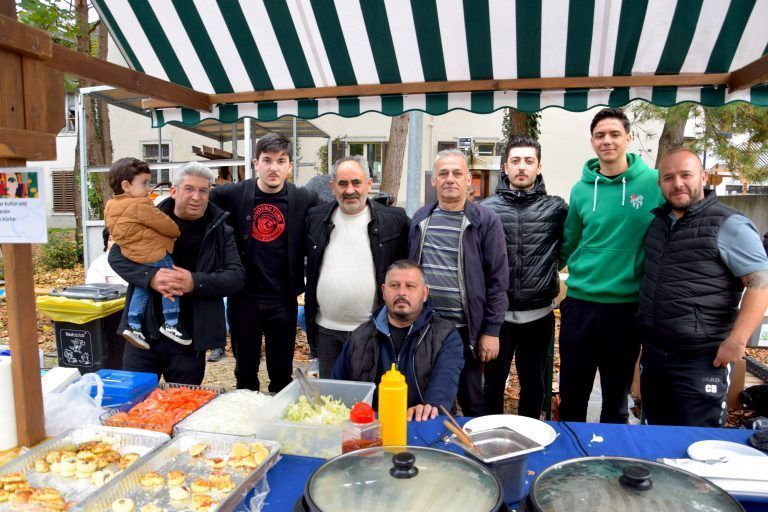 Marktstand von Hilal - Türkischer Kultur- und Sportverein (Türkische Küche), Markt der Kulturen, Raiffeisenplatz.