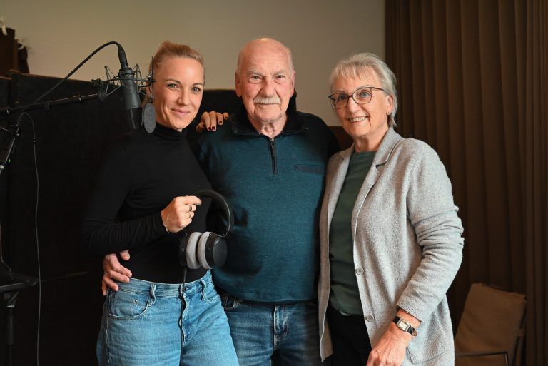 Veronika Hofer (rechts) hat bereits vor 30 Jahren Kinderlieder im Lustenauer Dialekt aufgenommen. Nun wurden sie von ihr, ihrer Tochter Ingrid (links) und ihrem Mann Otto Hofer neu eingesungen und arrangiert. - &copy; bvs