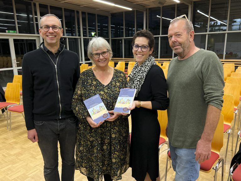 Das Autoren-Duo Pfarrer Dominik Toplek und Mundartautorin Irma Fussenegger sowie Verleger-Duo Nina Winkler und Thomas Steiner brachten das originelle Werk ins Ländle
