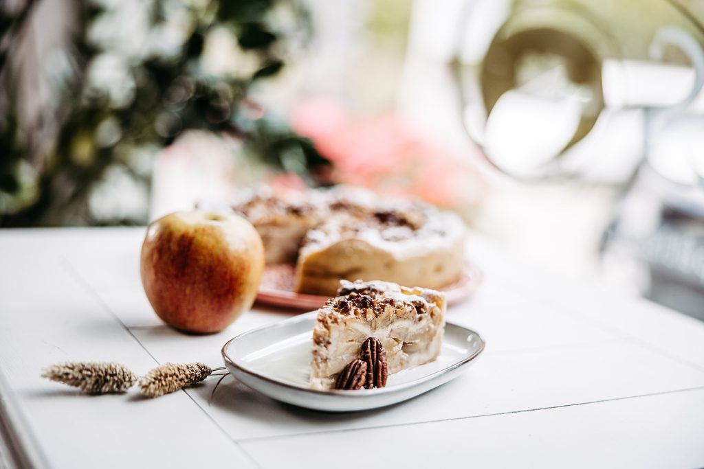 Ein süßer Herbstgruß: Apfelkuchen mit Walnussguss