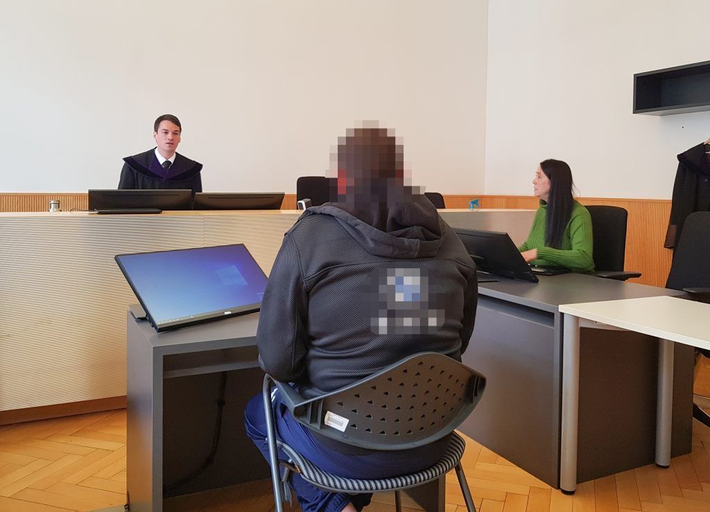 Lebendige Forellen im Rucksack verstaut