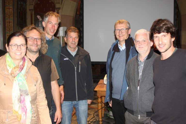 Das OK-Team vom Rankweiler Paradiesgarten mit Bürgermeisterin Katharina Wöß-Krall, Pfarrer Walter Juen, Mesner Martin Salzmann, Norbert Preg, Stephan Ender, Wilfried Amann und Architekt Trkuwitz freuen sich gemeinsam auf die Umsetzung. - © VN-TK