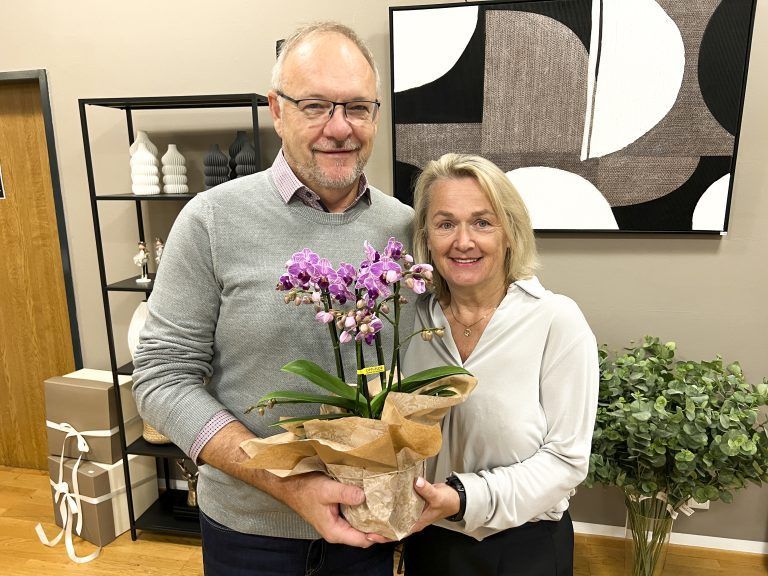 Jasmine Breitenberger und Karl Kröss mit Eröffnungsgeschenk