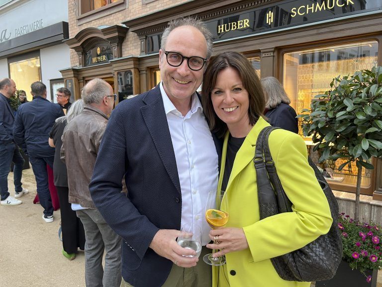 Jörg und Christine Ströhle vor dem renovierten Gebäude