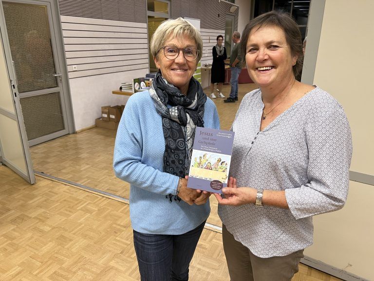 Margit Seethaler und Claudia Hilbe mit der Erstauflage