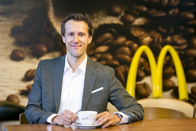Hard am 24.9.2024 McDonalds neuer Franchaisenehmer, Loek Versluis, Nachfolger, Uebernahme von Dr. Christian Jurak. Mitarbeiter Gruppenbilder