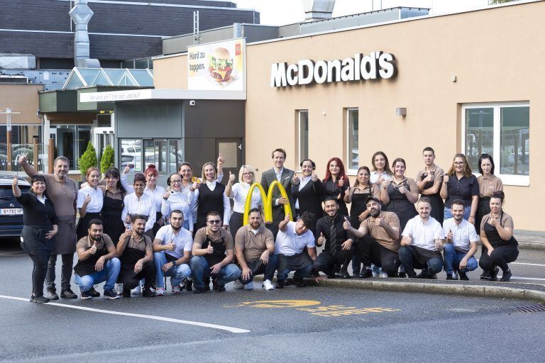 Hard am 24.9.2024 McDonalds neuer Franchaisenehmer, Loek Versluis, Nachfolger, Uebernahme von Dr. Christian Jurak. Mitarbeiter Gruppenbilder