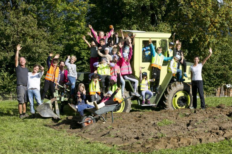 Bodenabhängige Lebensmittelproduktion: Neugierig und mit viel Eifer gingen die Bucher Volksschulkinder kürzlich an das Werk. - © Dietmar Mathis