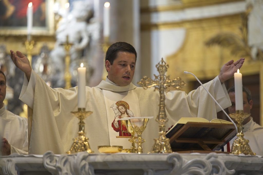 So fand Jungpriester Simon den Weg zu Gott