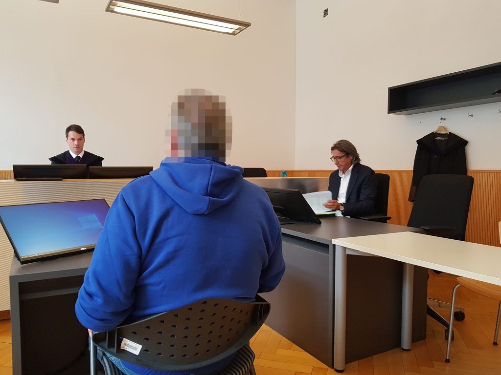 Sicherheitsbeamtin das Handy aus der Hand geschlagen
