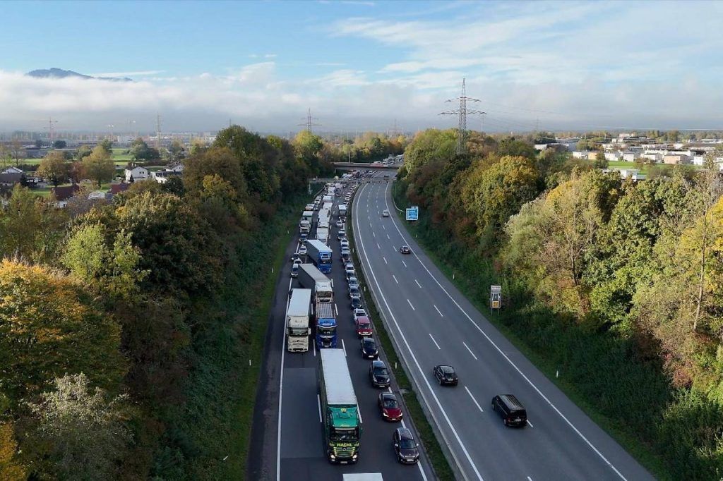 Das ist doch die Höhe: Stauchaos wegen achtlosem Lkw-Fahrer &#8211; und was diesem nun blüht