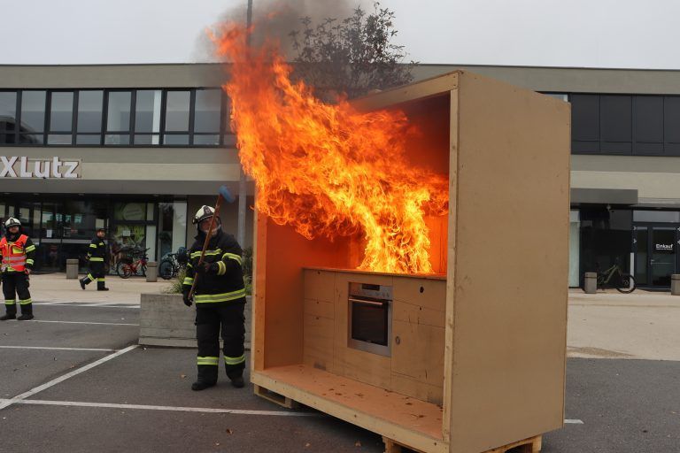 Lauteracher Feuerwehr übte Unfalleinsatz: Ein spektakuläres Programm stand bei der Jahresabschlussübung an.