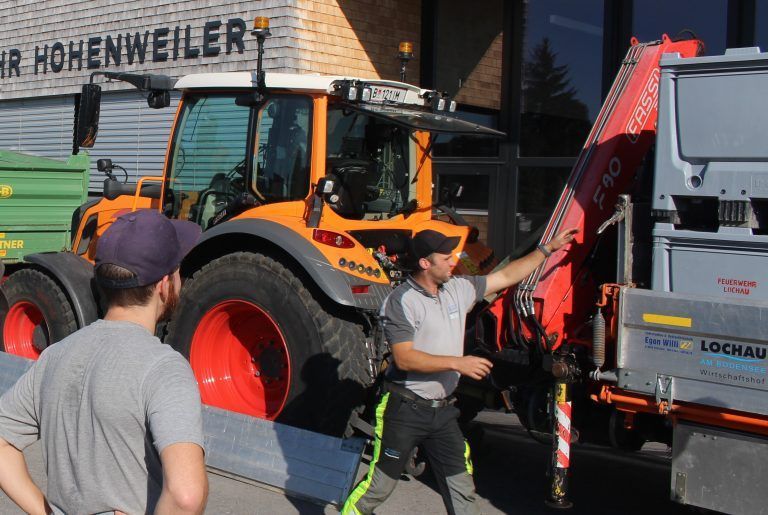 Nachschub für Kampf gegen Hochwasser: Im Kampf gegen Hochwasser sind Bauhöfe wichtige Partner der Feuerwehren, denn sie verfügen über entsprechendes Gerät zur "Verarbeitung" von Sandsäcken.