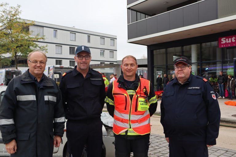Lauteracher Feuerwehr übte Unfalleinsatz: Elmar Rhomberg (Bürgermeister), Markus Nenning (Abschnittsfeuerwehrkommandant), Markus Wirth (Kommandant) und Josef Greußing (Zugskommandant und Schriftführer).