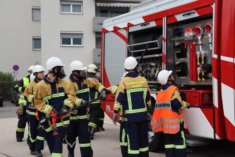 Lauteracher Feuerwehr übte Unfalleinsatz: Auch die Feuerwehrjugend war tatkräftig im Einsatz.