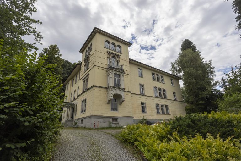 Villa Schwerzenbach wird ein Appartmenthotel mit Katja Gächter Geraldine vor Ort