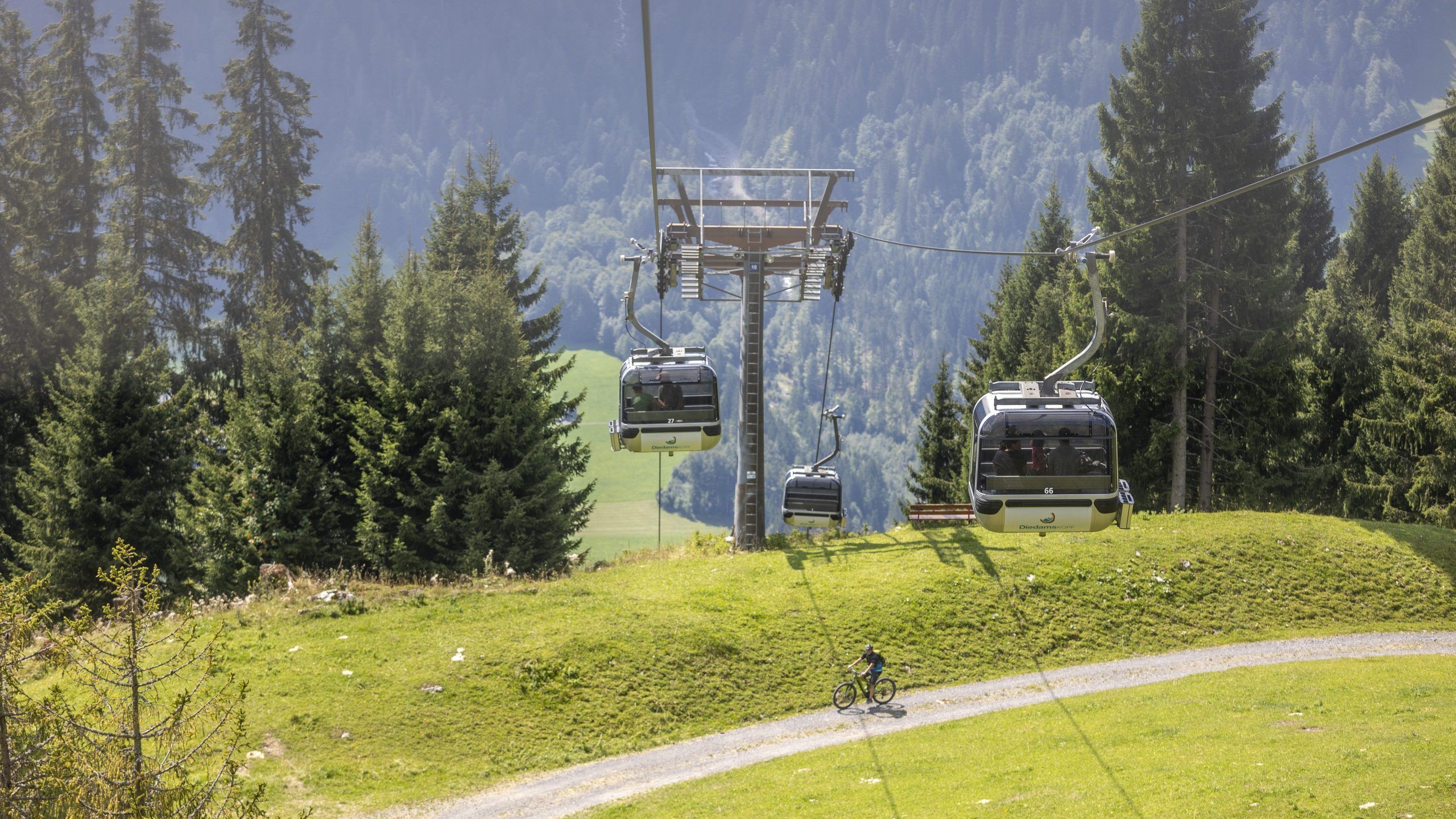 Symbolbild Diedamskopf Bergbahnen Bregenzerwald Lifte Gondeln Sommerbetrieb Wandern