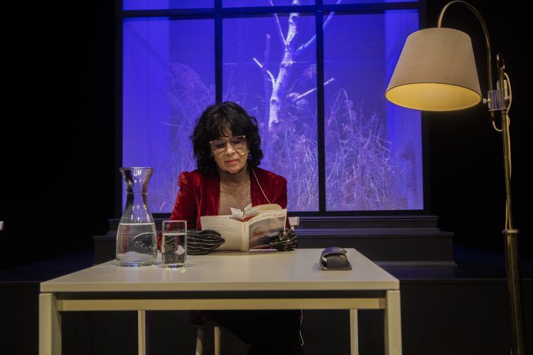 Foto von Monika Helfer bei der ersten Live-Lesung im Theater Kosmos.