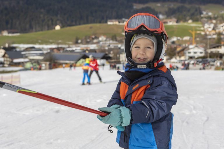 Ski Skifahren Schneemangel in Vorarlberg Skipisten Feature Alberschwende Kinder Skihang Magnus 3 Jahre