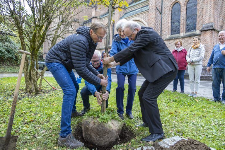 Hildegard Breiner, Bischof Benno, 11 pflanzen Bäume