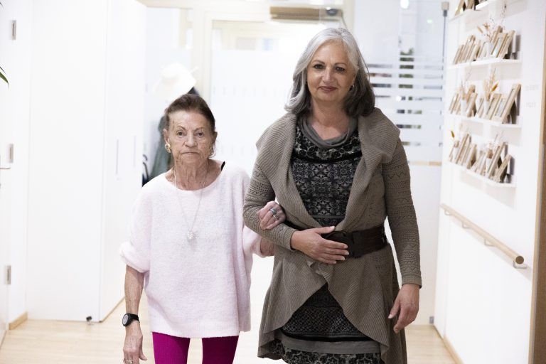 hospiz am see, gast heißt ludmilla mall und die tochter conny.