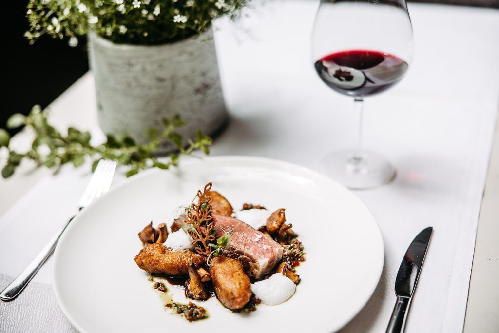 Rostbraten mit Chili-Vinaigrette, Bergkäsekrapfen und sautierten Pfifferlingen