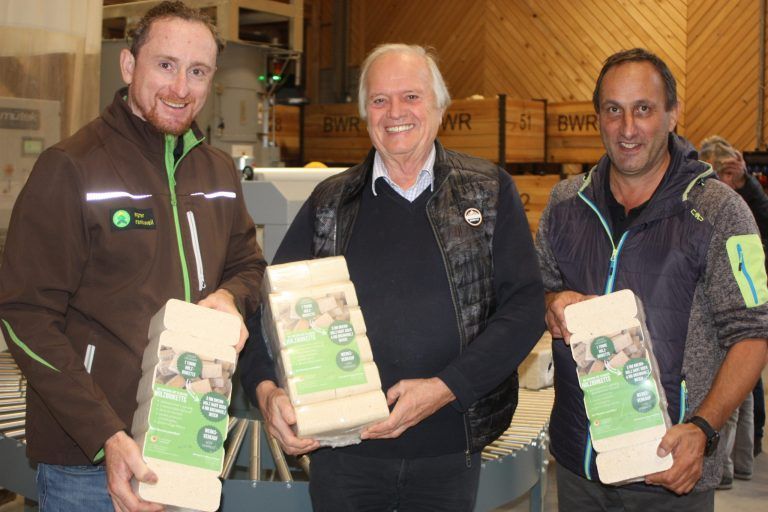 Agrar Rankweil Betriebsleiter Bernhard Nöckl (r.), Obmann Herbert Sturn und Betriebsleiter Stv. Arthur Heel freuen sich über die moderne Brikettieranlage in der Letze. - © VN-TK