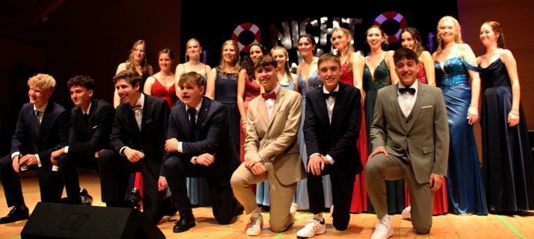 Bezauer Maturaball für Nichtschwimmer: Die Maturantinnen und Maturanten der HAK sind bereits die 24. Abschlussklasse der 1996 in Bezau installierten Handelsakademie.