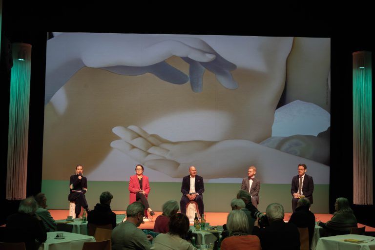 Pressekonferenz Festspielprogramm 2025 am Donnerstag, 21. November 2024, um 10:30 Uhr im Festspielhaus Bregenz. Am Podium erwartet werden Festspielpräsident Hans-Peter Metzler, Intendantin Lilli Paasikivi, der kaufmännische Direktor Michael Diem sowie Andreas Kriegenburg, Regisseur der Oper im Festspielhaus