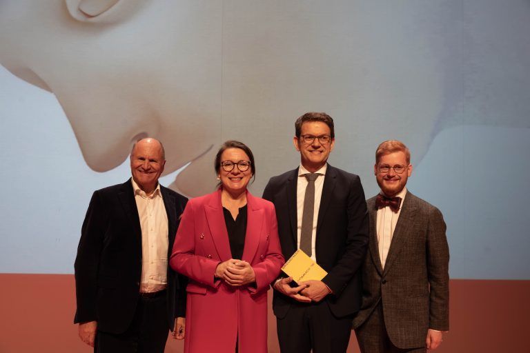 Pressekonferenz Festspielprogramm 2025 am Donnerstag, 21. November 2024, um 10:30 Uhr im Festspielhaus Bregenz. Am Podium erwartet werden Festspielpräsident Hans-Peter Metzler, Intendantin Lilli Paasikivi, der kaufmännische Direktor Michael Diem sowie Andreas Kriegenburg, Regisseur der Oper im Festspielhaus