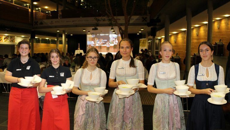 Messe Dornbirn war die Reise wert : Bei zehn Ausstellungen spielten die Wirtschaftsschulen eine tragende Rolle als Standort - in Dornbirn waren sie mit dem Stand der Werkraumschule und mit dem "Schul-Café" dabei und waren auch Gastgeber beim "Danke-Abend".