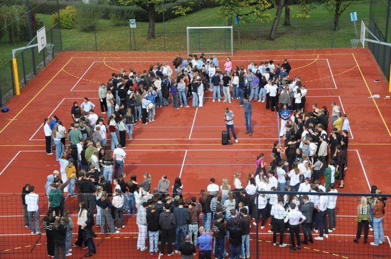 Besucher des Tages der offenen Tür erleben hautnah, wie Schule und Training Hand in Hand gehen.