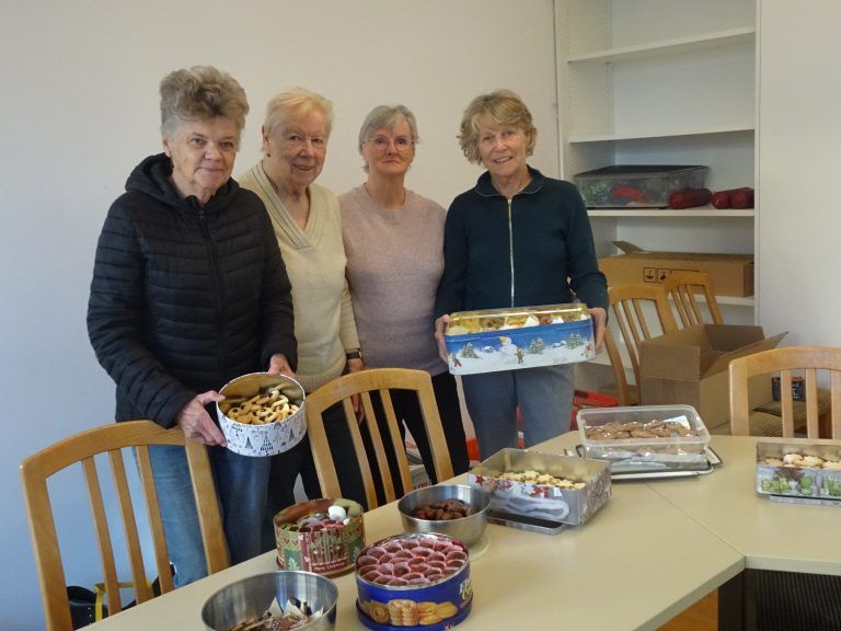 Adventliche Vorfreude im Haus der Begegnung: Die Keks-Damen gehören seit vielen Jahren zu den fleißigen Helfern beim Adventsmarkt.