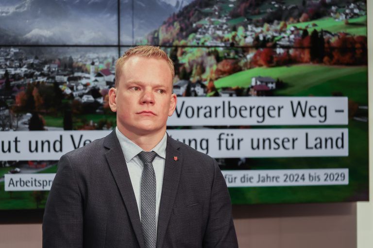 Präsentation des ÖVP-FPÖ-Regierungsprogramms 2024-2029