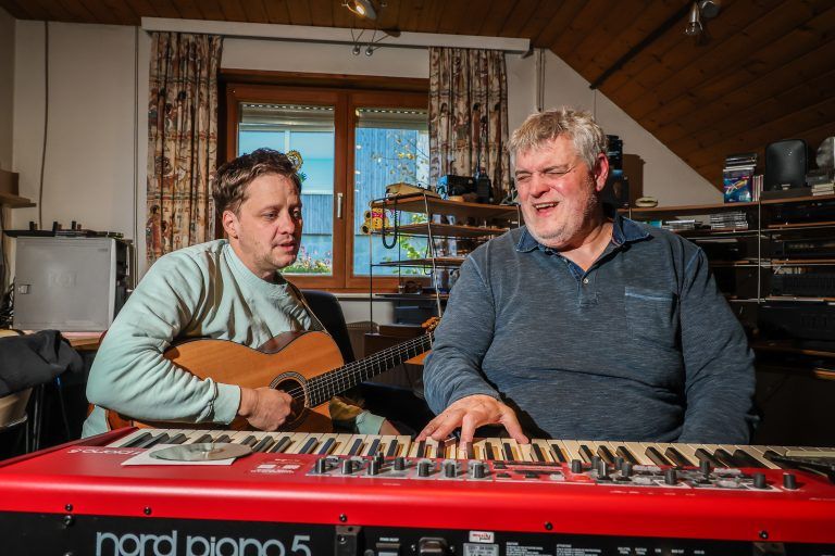 Ich treffe die beiden Musiker George Nussbaumer und Philipp Lingg, die bei der Ma hilft-Gala auftreten werden.