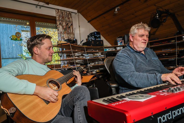 Ich treffe die beiden Musiker George Nussbaumer und Philipp Lingg, die bei der Ma hilft-Gala auftreten werden.