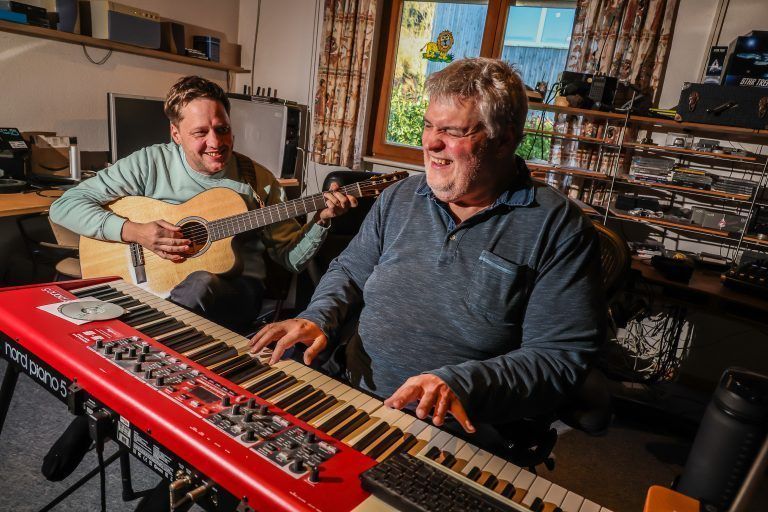 Ich treffe die beiden Musiker George Nussbaumer und Philipp Lingg, die bei der Ma hilft-Gala auftreten werden.