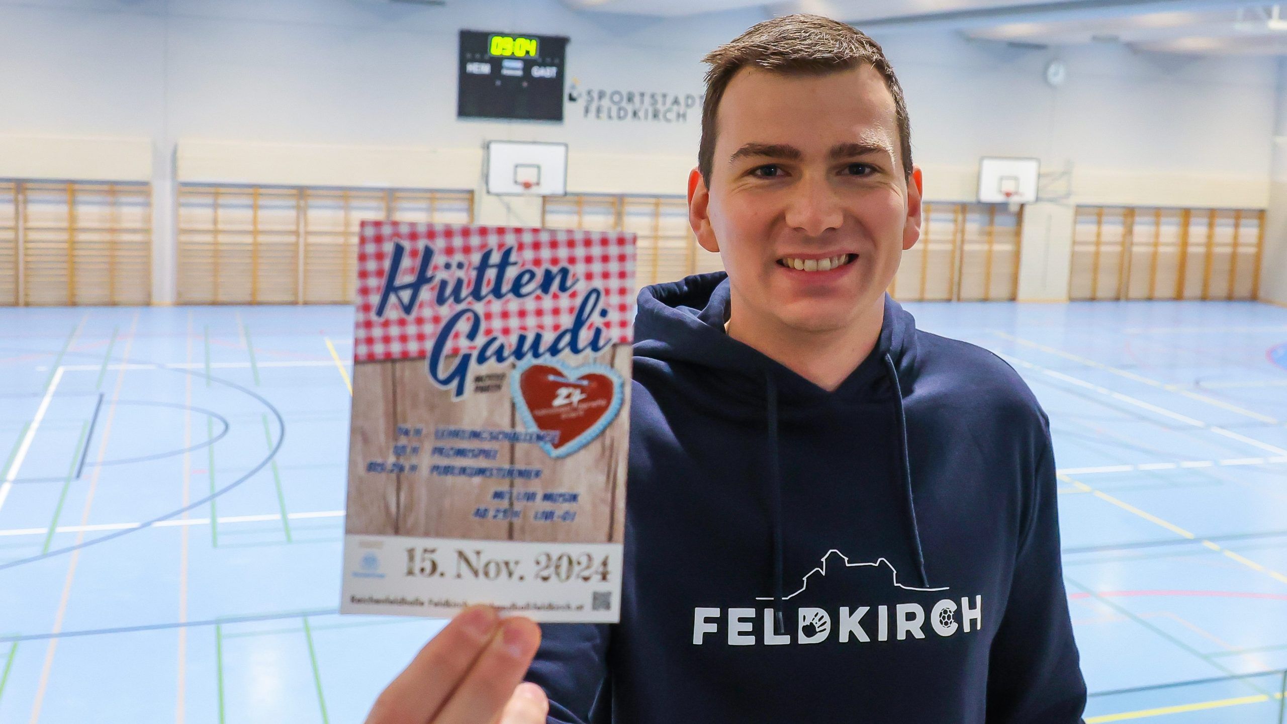 VdT Thomas Erlacher, Fotos vom Handballer, Katja (DW 750) ist dabei vor Ort. Fokus ist eine Veranstaltung am Wochenende für den guten Zweck, ist schon aufgebaut.