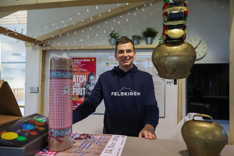 VdT Thomas Erlacher, Fotos vom Handballer, Katja (DW 750) ist dabei vor Ort. Fokus ist eine Veranstaltung am Wochenende für den guten Zweck, ist schon aufgebaut.
