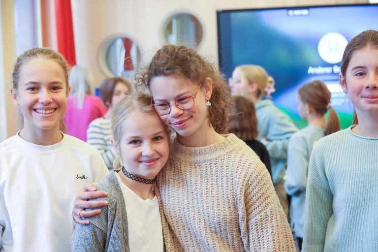 Inklusion in der Schule, Fotos mit der Schülerin in ihrem natürlichen Umfeld, Mittelschule Au