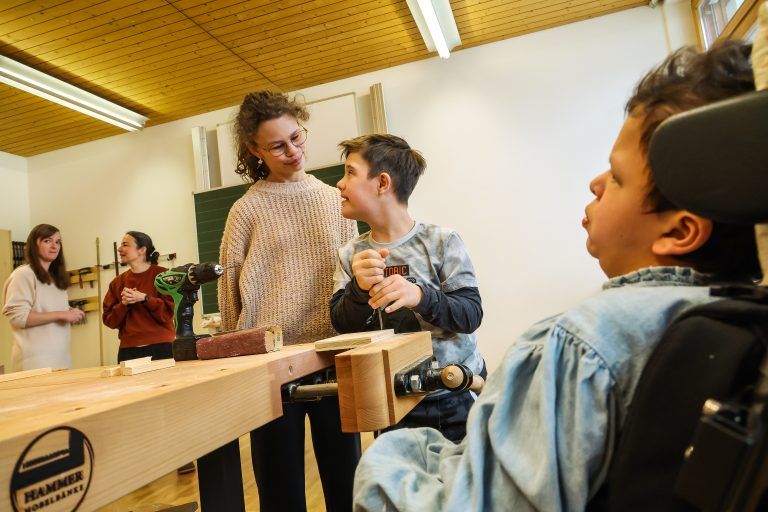 Inklusion in der Schule, Fotos mit der Schülerin in ihrem natürlichen Umfeld, Mittelschule Au