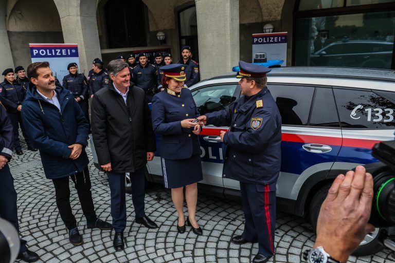 Neues Polizeiauto der Zukunft wird präsentiert, Vorstellung und Übergabe des Streifenwagens der Zukunft Der allradgetriebene Skoda Kodiaq ist das Polizeiauto der Zukunft. Bis 2029 werden voraussichtlich alle Polizeiinspektionen mit dem Kodiaq ausgestattet sein. Bundespolizeidirektor Michael Takacs wird das erste “Polizeiauto der Zukunft” für Vorarlberg persönlich am 13. November an die Kolleginnen und Kollegen der Polizeiinspektion […]